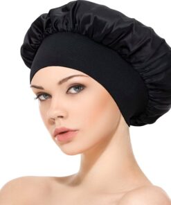 Zwarte Professor Q satijnen bonnet met brede elastische rand op een model